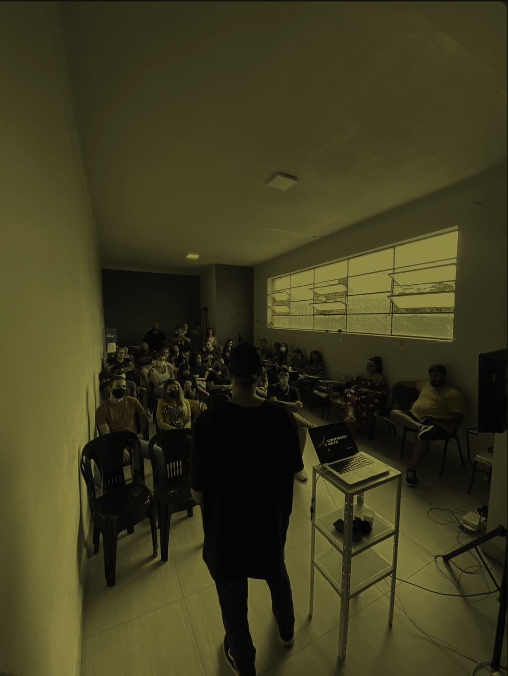 Um dos primeiros encontros da ImagoDei, ainda em sala improvisada, durante a pandemia